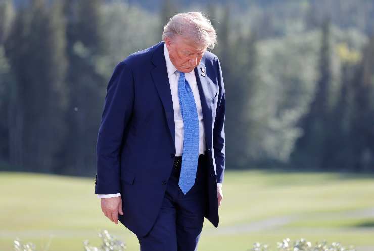 donald trump cammina
