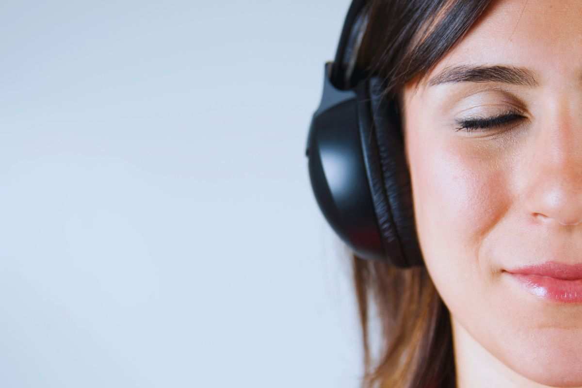 ragazza ascolta musica in cuffia